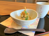 なんたん密姫がたっぷり入ったアイスの上に、ペースト状のなんたん密姫を乗せ、最後に黒蜜をかけ芋ケンピをトッピング。一口頬張れば、かりかりトロッとした食感と甘いお芋の味が楽しめる至福の一品です。