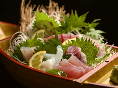 串本漁港や魚屋で買い付けた季節の新鮮オールスター魚介『本日の盛り合わせ（大）』
