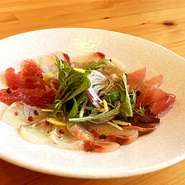 柚子の果汁、山椒の実などちらし、地元でとれた魚のみを使用した当店特製カルパッチョです。