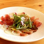柚子の果汁、山椒の実などちらし、地元でとれた魚のみを使用した当店特製カルパッチョです。