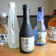 地元新宮市の酒造会社『尾崎酒造』。世界遺産、熊野三山地域唯一の蔵元です。せっかく地元の魚にこだわっておりますので、地元のお酒にもにこだわりたいと思い、店主自らおすすめの地酒を厳選しご用意しております。