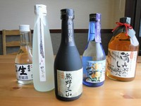 地元新宮市の酒造会社『尾崎酒造』。世界遺産、熊野三山地域唯一の蔵元です。せっかく地元の魚にこだわっておりますので、地元のお酒にもにこだわりたいと思い、店主自らおすすめの地酒を厳選しご用意しております。