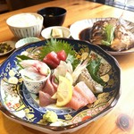 地元の逸魚のみを使用した6種のお造り盛り合わせ御膳。
当店人気の梅まだいカブト煮もついています。
(*梅まだいカブト煮はご注文を受けてから炊き上げます)