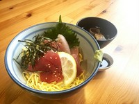 勝浦直送、キハダ(メバチ)、トンボまぐろ
漬物、味噌汁付き