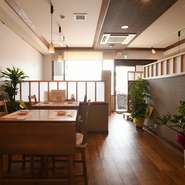 板の間と畳の小上がりで全20席ほどのスペースは玄関で靴を脱いで上がるわが家感覚。家族連れに好評です。

