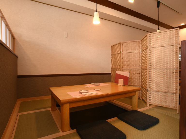 掘りごたつ形式の小上がりは個室感覚でゆったり過ごせる