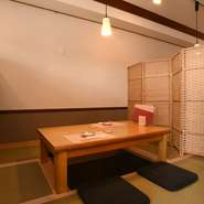 余分な装飾を排した白く明るい壁面と木質の茶でまとめられたインテリアは、落ち着けるスペースです。