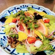 番組内で、店主の大橋が腕をふるい、和歌山伝統の「ケンケン漁」で釣り上げた初がつおを絶品料理に仕立て上げました！

＜料理名＞
かつおカツ旬彩盛り

＜使用食材＞
串本のカツオ、はっさく、レタス、水菜、新玉ねぎ、プチトマト、山椒佃煮　はっさくポン酢など季節の地元お野菜を使用しました。

和歌山特産の食材とコラボした驚きのかつおカツです。
お店で提供できるか思案中。