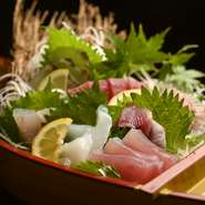 魚は鮮度や個体それぞれの状態が命。世に知られていなくても、地元漁師が知る美味しい魚はまだまだあるもの。定番の素材に加え、釣り好きの店主が吟味した“逸魚（いっと）”の美味しさに出会える盛り合わせです。