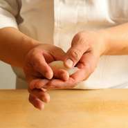 接待や会食などビジネスはもちろん、プライベートでのここぞという大切なシーンでの食事に利用したい一軒。職人の丁寧な仕事に一切の手抜きなし。磨き抜いた匠の技を五感で堪能できる。ゲストに至福のひとときを。