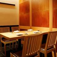 店内は落ち着いた色合いのくつろぎ空間。肩の力を抜いて食事を楽しめます。カウンター席の他、3名から18名まで利用できる個室も完備。仕事仲間や家族との食事にはこちらの席もおすすめです。