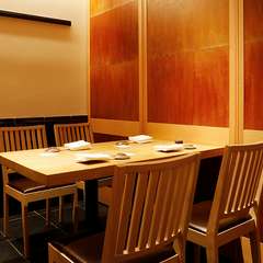 肩の力を抜いて食事を楽しめるくつろぎ空間