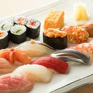 全国各地から届けられる旬の素材。その時期のおすすめや、ときには希少なネタも用意。食材たちとの一期一会の巡り合いも【松栄】の醍醐味です。