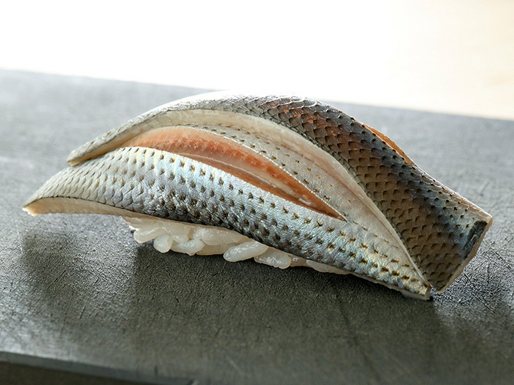 銀色に輝く『小肌』