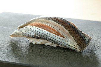 銀色に輝く『小肌』