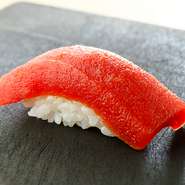 じっくりと漬け込むことで、旨みを引き出したマグロ。ひと口で熟成されたコクが広がります。