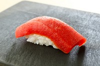 じっくりと漬け込むことで、旨みを引き出したマグロ。ひと口で熟成されたコクが広がります。