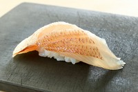 昆布〆された鯛の稚魚『春子』。淡い桜色をした、品のある佇まい。成長した鯛とは異なる、歯ごたえ・味わいが楽しめます。