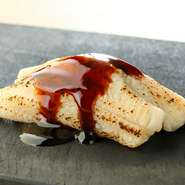 ふっくらと柔らかく香ばしく仕上げた穴子に、甘ダレをそっと添えて。脂ののった穴子の豊かな風味は、深い余韻を舌にもたらします。