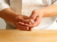 目利きが厳選した旬の新鮮な食材を使用したつまみと握りのコース