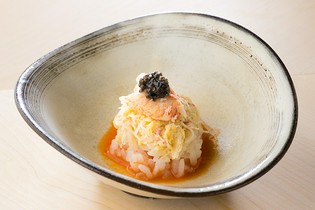 ご飯と蟹とキャビア、三層からなる『蟹ご飯』