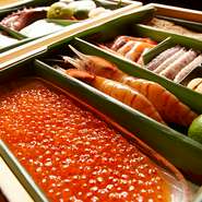 仕入れは豊洲に加えて、北海道や九州など地方の卸業者とも直接取引。常にその日の良いものをゲストのために用意しています。