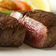 フィレは脂肪が少なくやわらかい希少部位。あっさりと食べやすくレアやミディアムレアでいただくのがおすすめです。