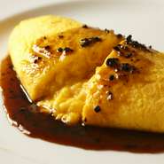 毎日直送される「小岩井農場たまご」の美味しさをダイレクトに楽しめる、シンプルなプレーンオムレツ。トリュフのソースがその味を引き立てます。