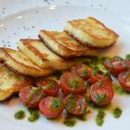 ハロウミチーズをフライパンで表面をきつね色にソテーした一品。チーズのステーキとも言われる地中海生まれの伝統料理です。
※画像はイメージで2.5人分です