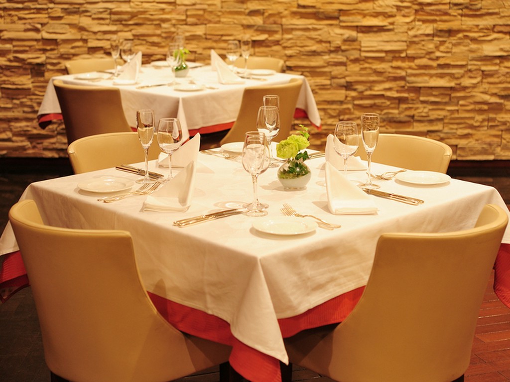 デートやディナーでの利用に最適。ラグジュアリーな店内