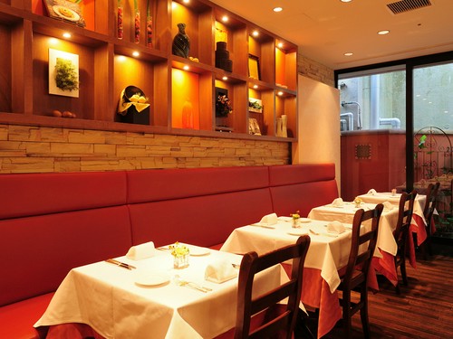 ゆったりと座れるベンチシート