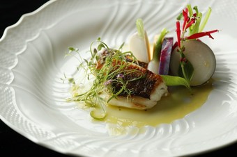 旬の食材をふんだんに使用した視角と味覚で季節を表現する当店人気のおまかせコー※写真はイメージです