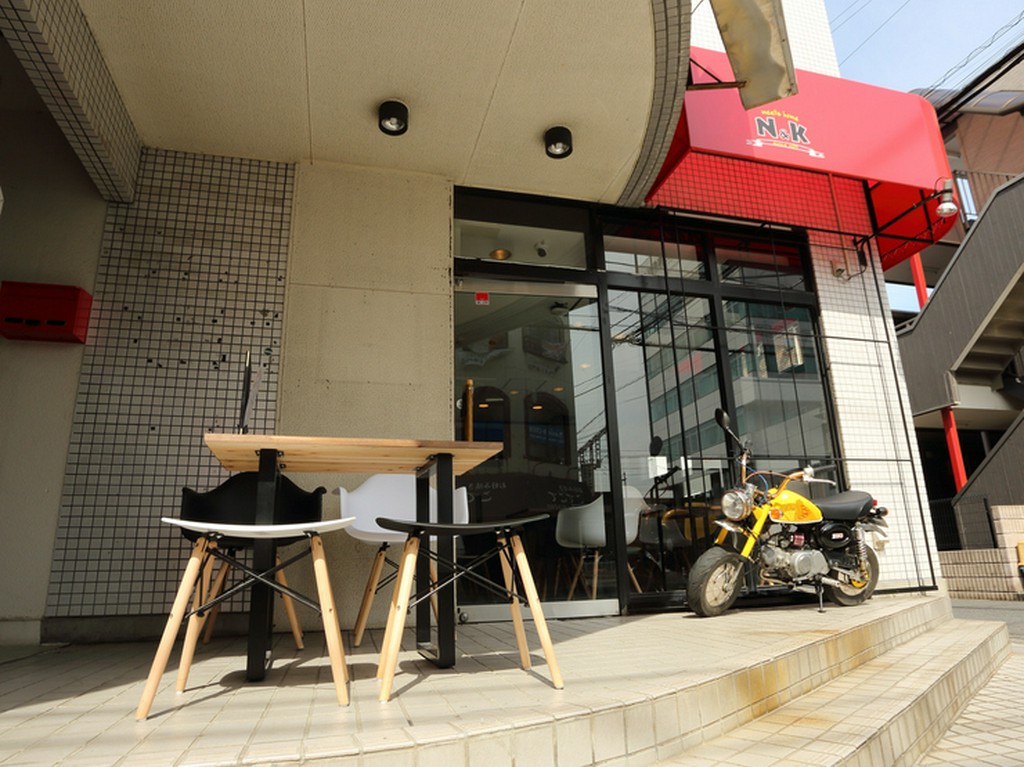 カフェのような明るい雰囲気に包まれた、アメリカンな海鮮居酒屋