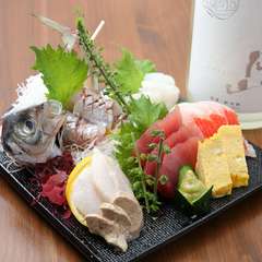 北海道の豊富な魚介がずらり。オーダー必須の看板メニュー『お刺身五点盛り』