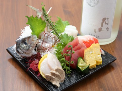 北海道の豊富な魚介がずらり。オーダー必須の看板メニュー『お刺身五点盛り』