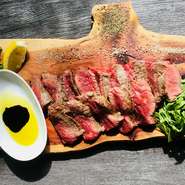 信頼する精肉店で丁寧に熟成された牛肉を、じっくりと炭火で焼き上げます。自家製のワサビ塩でいただけば、熟成肉の旨みがさらに際立つ極上の味わいに。ワインにもぴったりです。
