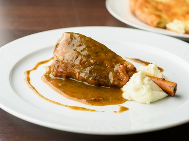 柔らかく旨味たっぷりの『フランス産　仔羊のシェリーヴィネガーと白ワイン煮込み』