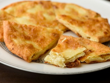 ジョージアの“国民食”。チーズ入りパン『ハチャプリ』