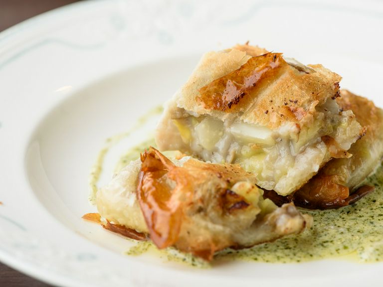 旬を楽しむ『ハマグリ・山芋・ごぼうのパートフィロー包み焼き』