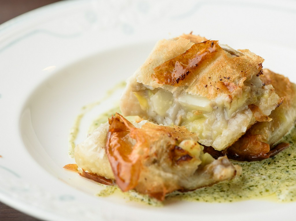 旬を楽しむ『ハマグリ・山芋・ごぼうのパートフィロー包み焼き』