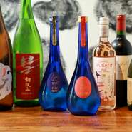 石川県加賀市の鹿野酒造「キスオブファイア」は、晩餐会や海外ブランドのパーティーでも振る舞われた銘酒。他にも兵庫や岩手など各地の厳選日本酒や、EU認定のオーガニックワインなど、こだわりのお酒が並びます。