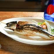 福井県伝統の風習「半夏生鯖」でつかわれる福井で水揚げされた鯖を豪快な一本焼きでいただきます。大ぶりな鯖を串刺しして、炉端で香ばしく焼き上げていて食べ応えたっぷりです。
