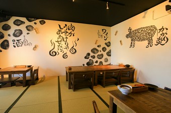 壁に描かれた絵や美しく盛られた料理と、SNS映えするお店