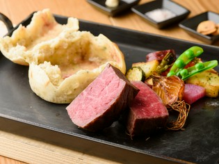 石窯で肉の旨味を凝縮させた『本日の赤身肉の岩塩包み焼き』