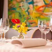 結婚記念日や誕生日などお祝いに多くの人が利用。ホストの想いをシェフが描くメッセージプレートも大好評です。確認と挨拶のためシェフがテーブルを訪れ、穏やかな笑顔が緊張した雰囲気をほっと和ませてくれます。