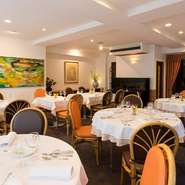 親しい友人や家族が見守る中、アットホームな雰囲気で過ごます。料理のプランニングや予算、人数に関しては別途相談が可能。人前式の披露宴やセカンドパーティーなどにも人気を博しています。（詳細は公式HPに記載）