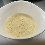 身はクネルに、殻はチップスとソースにアレンジし、白エビの全てを使い切り、軽やかな一皿に。深い味わいにつくり上げています。