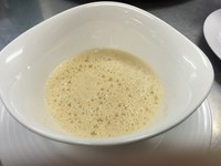 身はクネルに、殻はチップスとソースにアレンジし、白エビの全てを使い切り、軽やかな一皿に。深い味わいにつくり上げています。