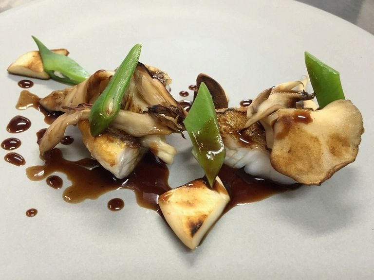 地元で採れる旬の素材が織りなす美味『富山湾の白身魚と天然の舞茸』