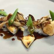 富山は、山の幸・新鮮な海の幸に恵まれています。近海で水揚げされる白身魚は、希少な舞茸と共に一皿へとアレンジ。富山の食材に精通しているシェフだからこそ構築できた逸品です。